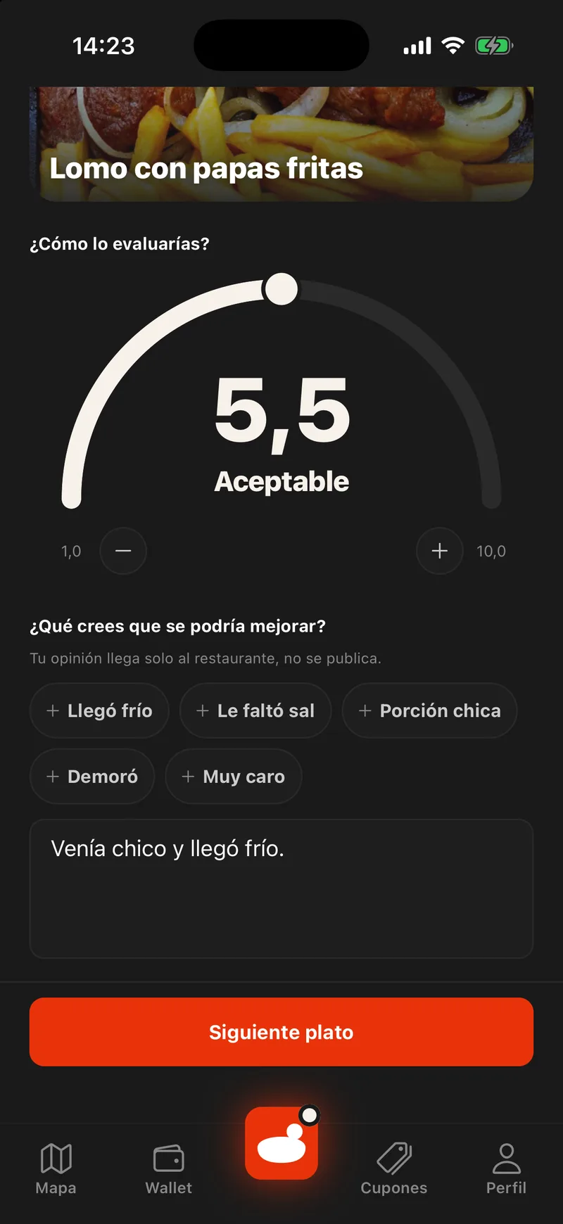 La pantalla de evaluación de un plato en la app de foodia, con datos de ejemplo: el Lomo con papas fritas, con su foto arriba y nota 5,5, «Aceptable», marcada en un arco, y el comentario «Venía chico y llegó frío.» escrito bajo «¿Qué crees que se podría mejorar?».