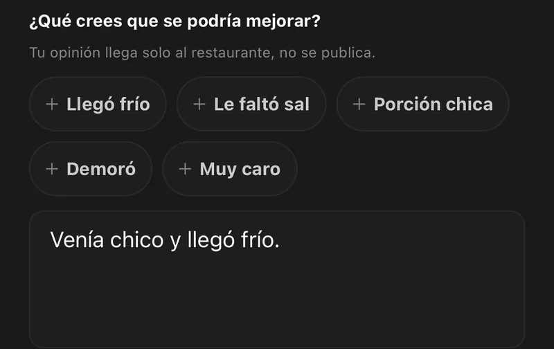 El campo de comentario de la evaluación en la app de foodia, con datos de ejemplo: bajo «¿Qué crees que se podría mejorar?» y «Tu opinión llega solo al restaurante, no se publica.», los atajos «Llegó frío», «Le faltó sal», «Porción chica», «Demoró» y «Muy caro», y el campo donde el cliente escribió «Venía chico y llegó frío.»